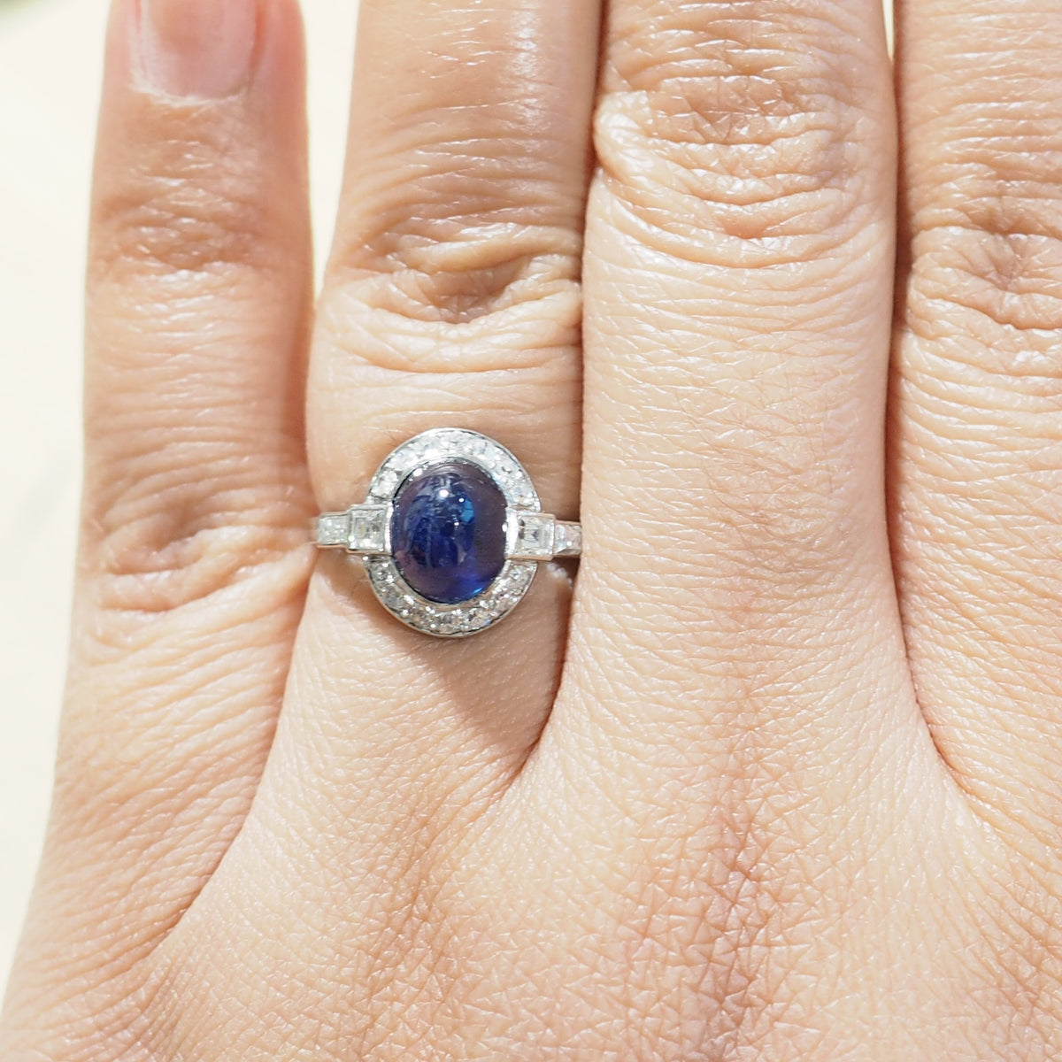 Bague Entourage en platine, saphir, et diamants