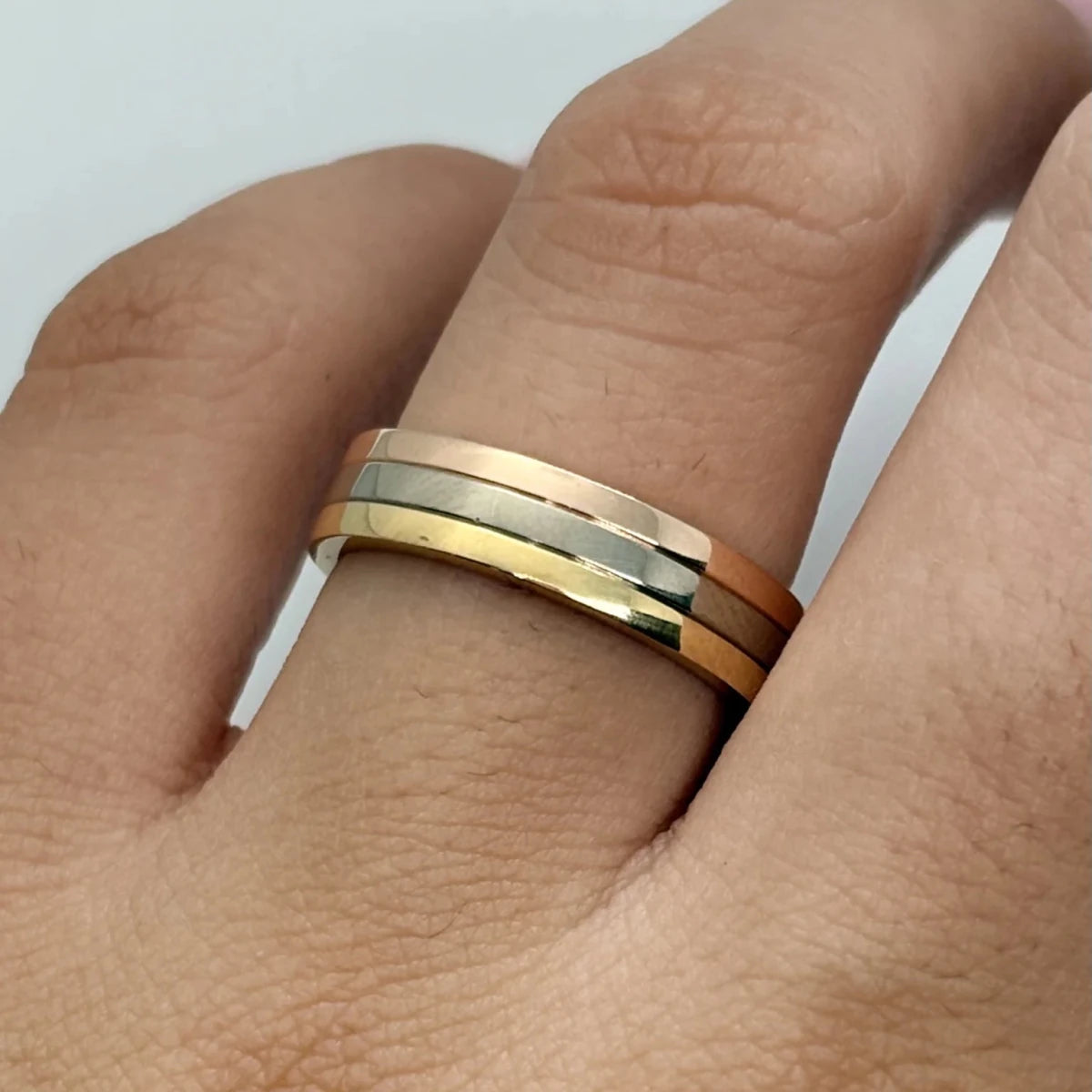 Bague Alliance CARTIER "Vendôme Louis Cartier" en or blanc, or jaune et or rose - Castafiore