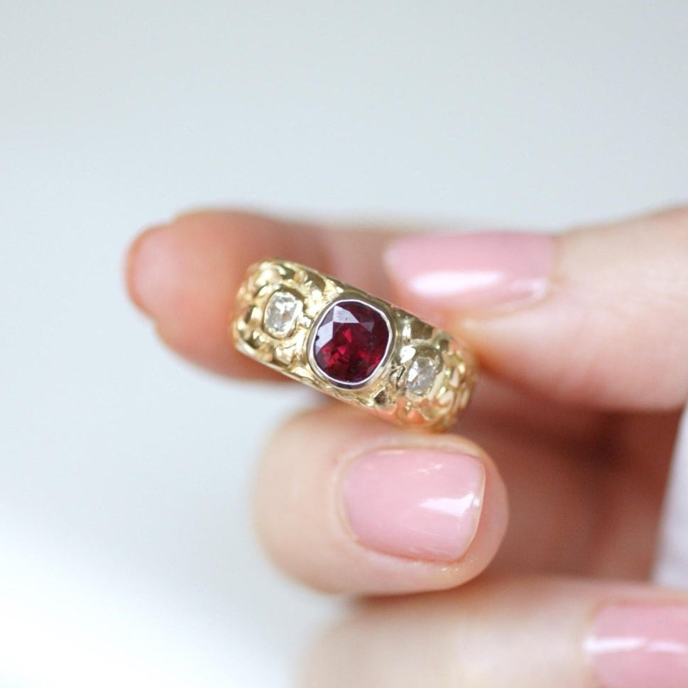 Bague ANCIENNE Bandeau en or jaune rubis et diamants - Castafiore