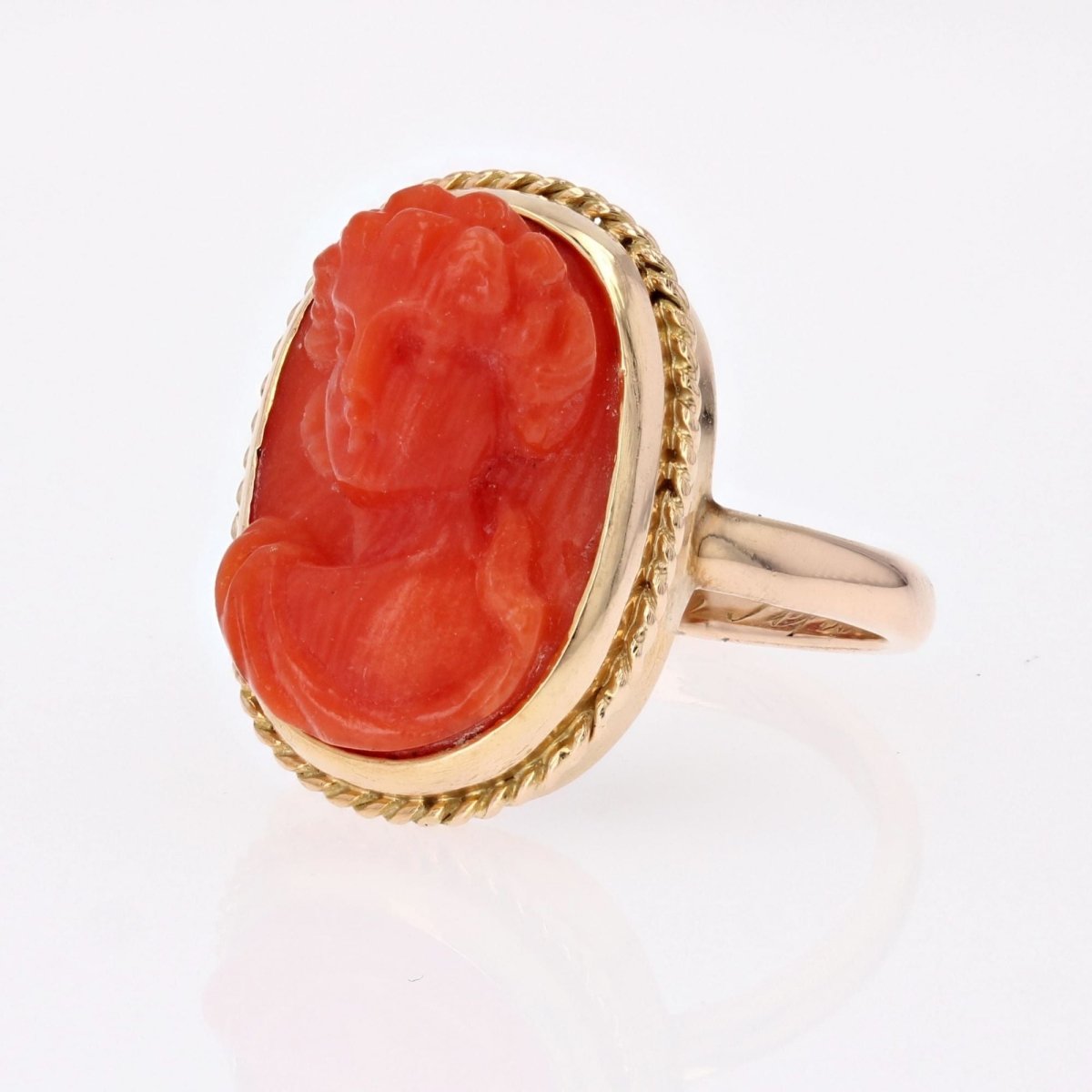 Bague ancienne camée corail et or - Castafiore