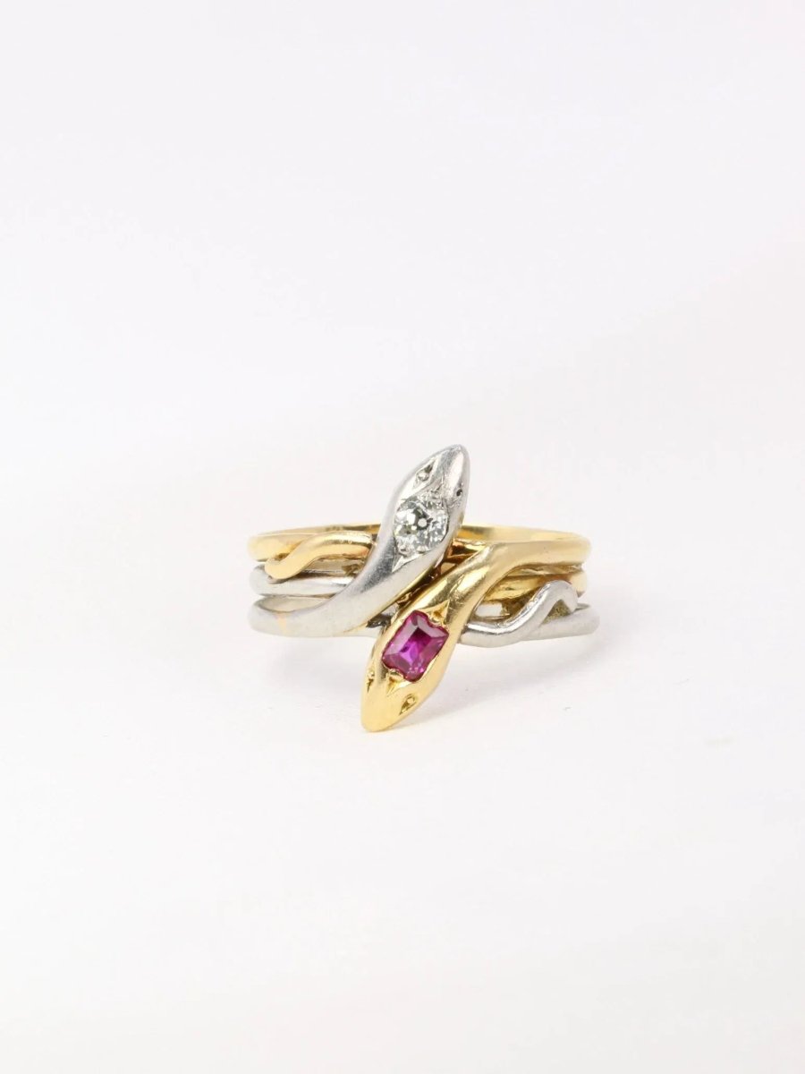Bague ancienne deux serpents en or, diamant et rubis - XIXe siècle - Castafiore