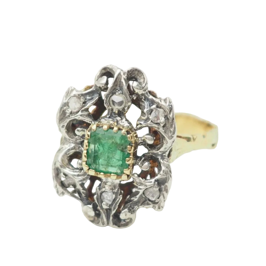 Bague ancienne en or jaune, émeraude et roses - Castafiore
