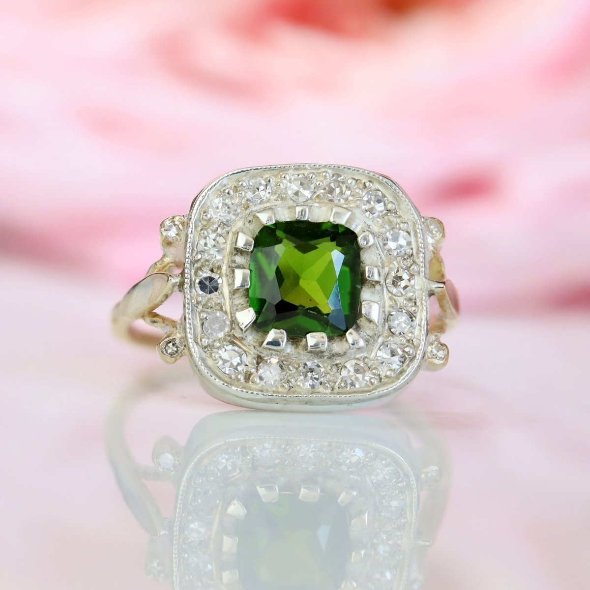Bague ancienne en or jaune et argent avec péridot et diamants - Castafiore