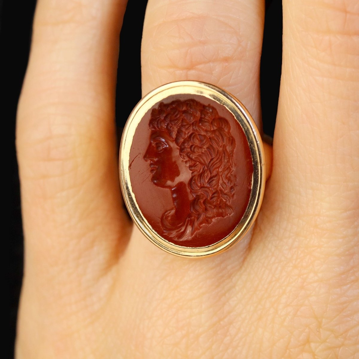 Bague ancienne intaille en or jaune et jaspe rouge - Castafiore