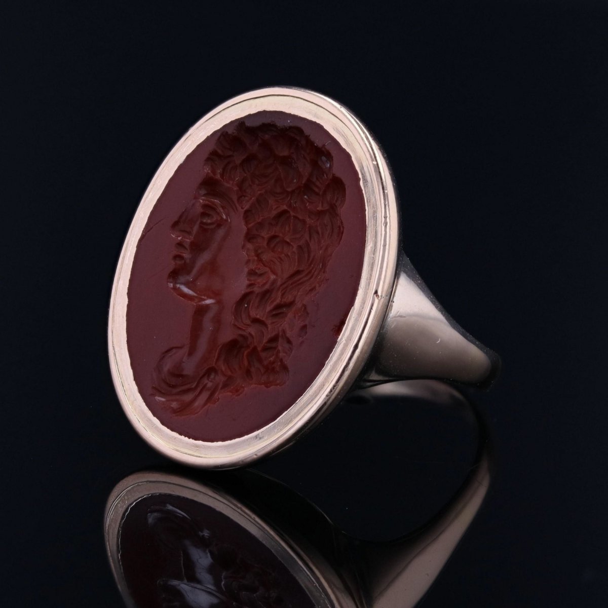 Bague ancienne intaille en or jaune et jaspe rouge - Castafiore