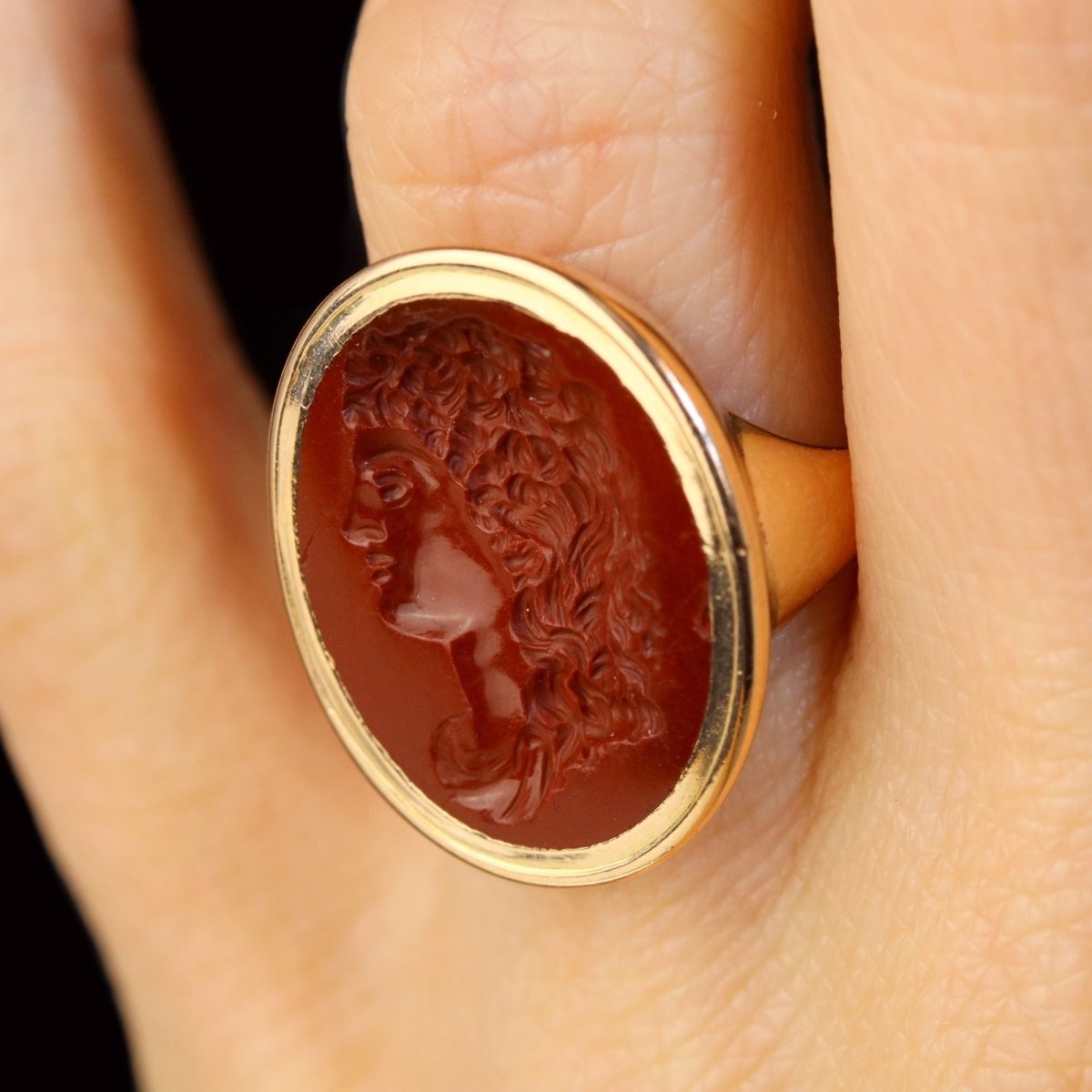 Bague ancienne intaille en or jaune et jaspe rouge - Castafiore