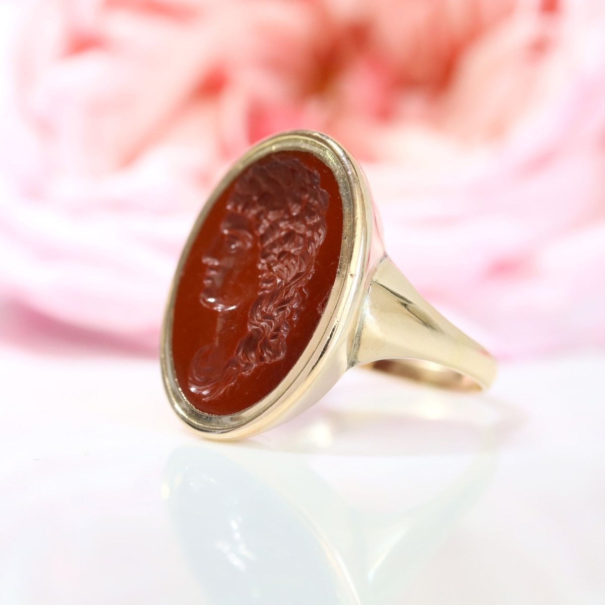 Bague ancienne intaille en or jaune et jaspe rouge - Castafiore