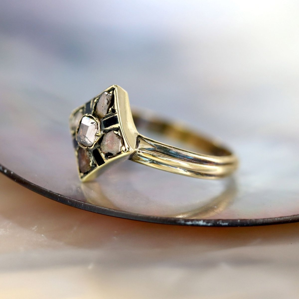 Bague ancienne losange en or jaune et diamants - Castafiore