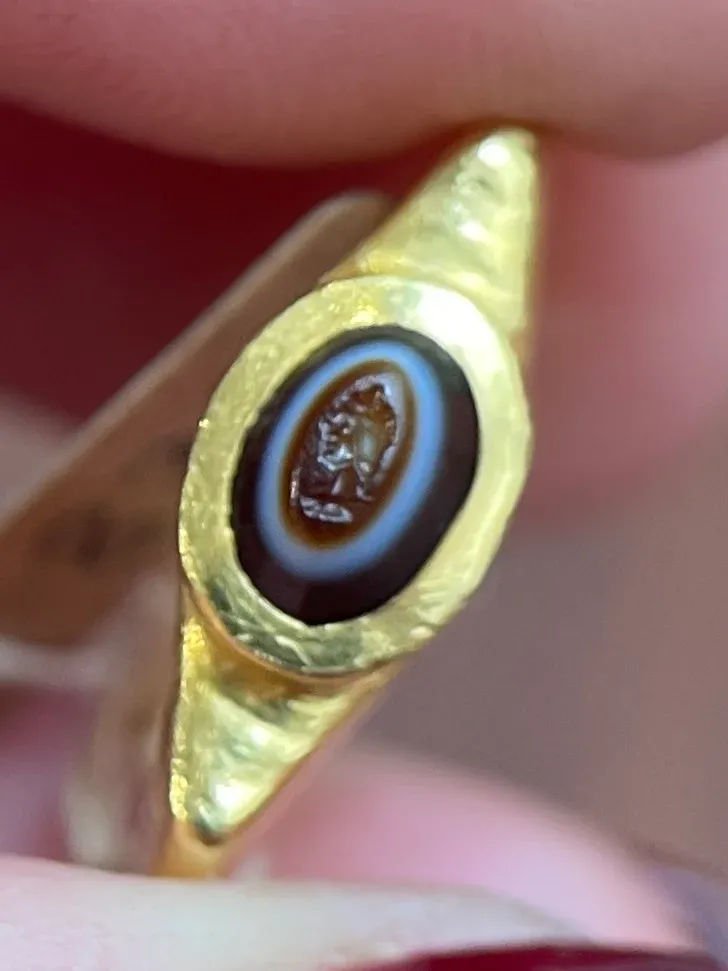 Bague antique intaille romaine sur agate figurant Athena de profil - Castafiore