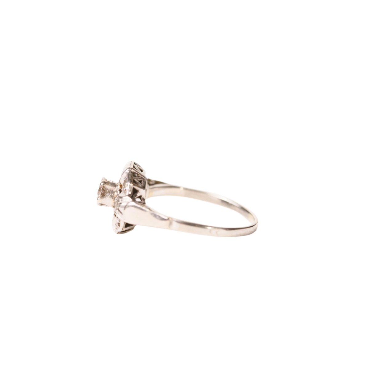 Bague Art Déco à godrons en or blanc et diamants - Castafiore