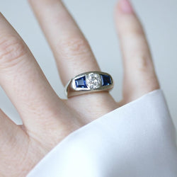 Bague Art Deco Diamant Coussin 1,50 Cts et Saphirs sur Or Blanc - Castafiore