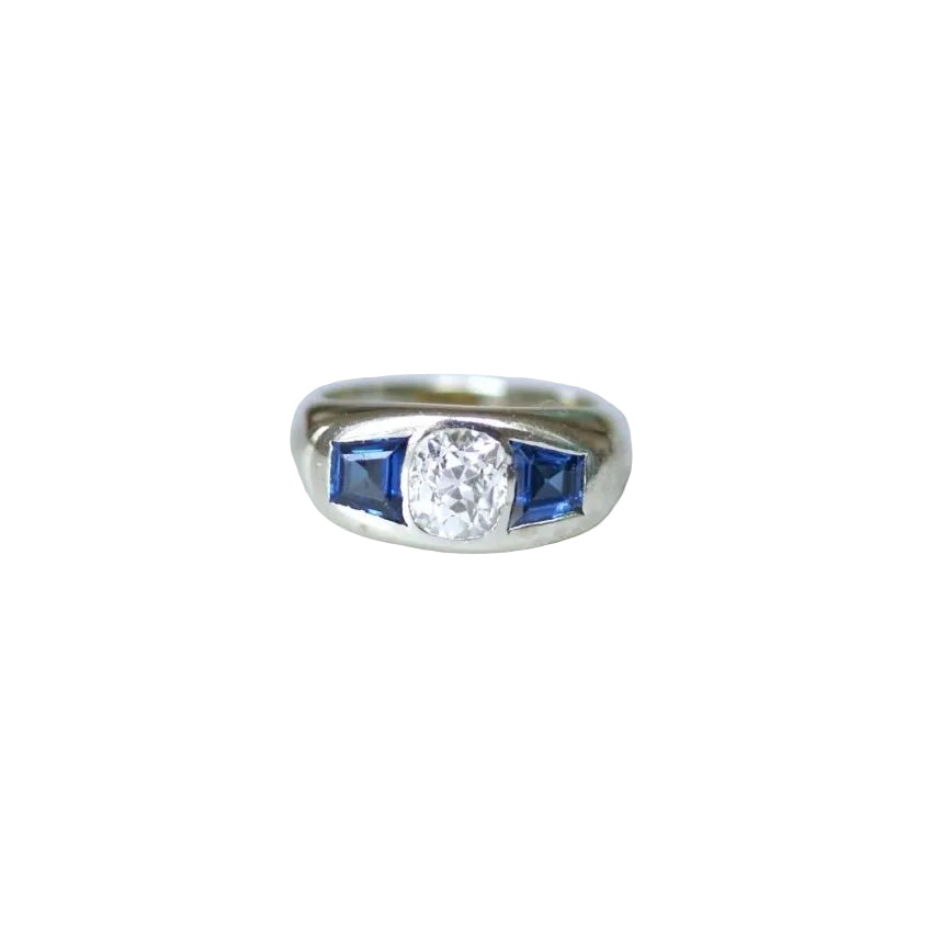 Bague Art Deco Diamant Coussin 1,50 Cts et Saphirs sur Or Blanc - Castafiore