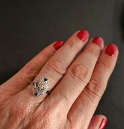 Bague Art Déco Diamants Et Saphirs Calibrés, Or Blanc 18 Carats. - Castafiore