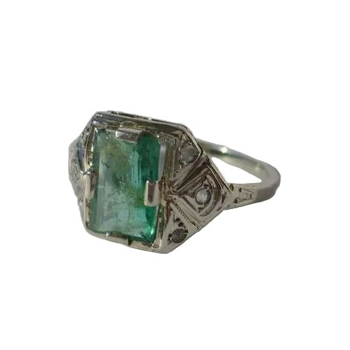 Bague Art Déco en or blanc, émeraude et diamants - Castafiore