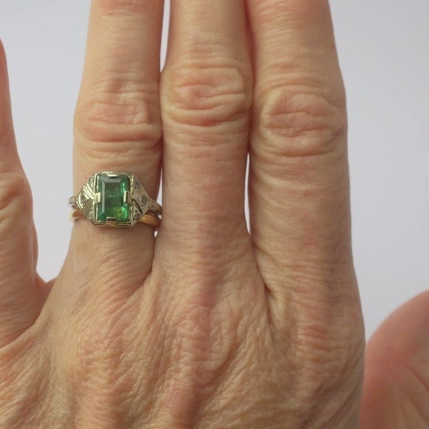 Bague Art Déco en or blanc, émeraude et diamants - Castafiore