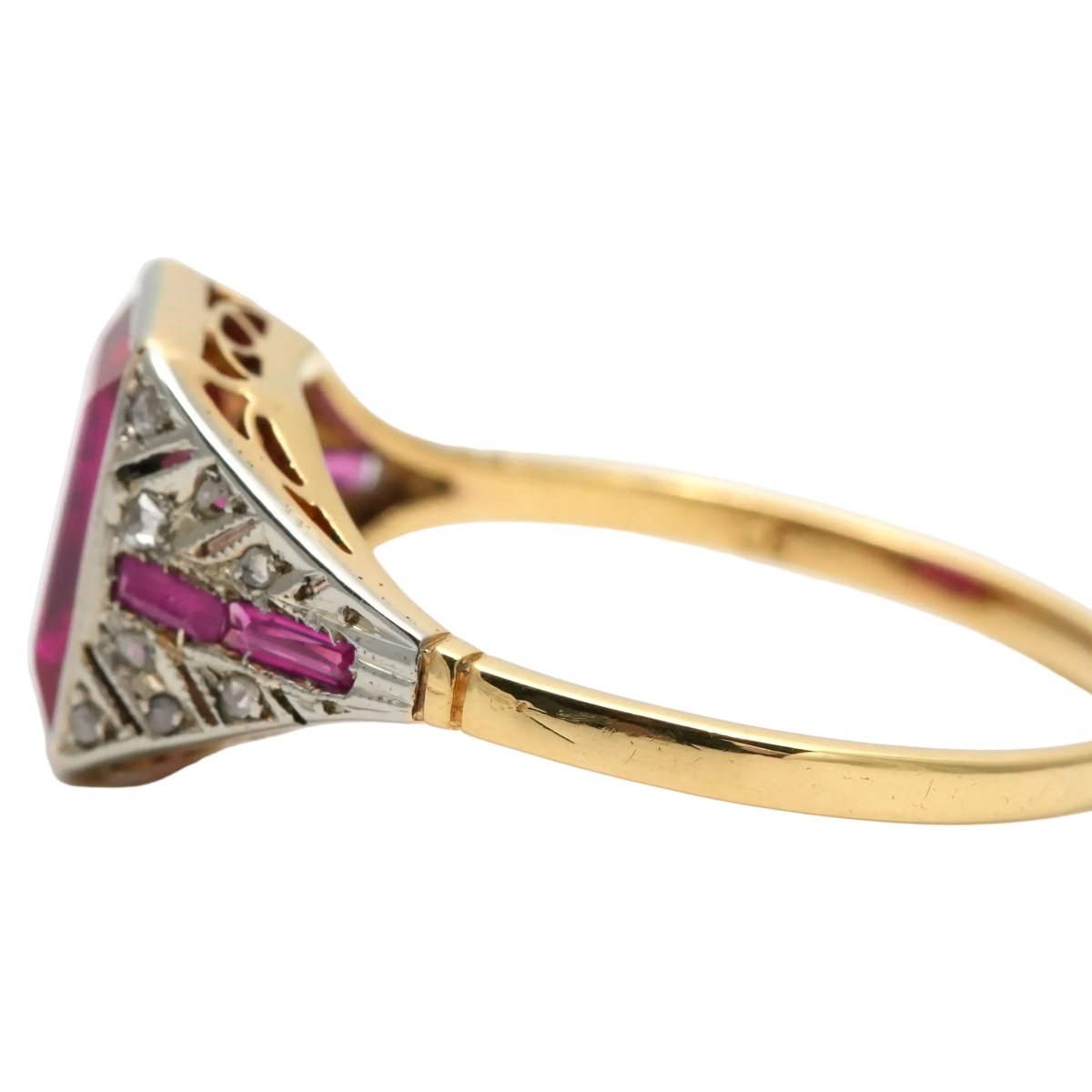 Bague Art Déco en or blanc, or jaune, rubis et diamants - Castafiore
