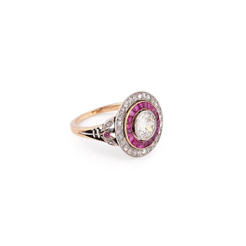 Bague Art Déco en or jaune, rubis et diamants