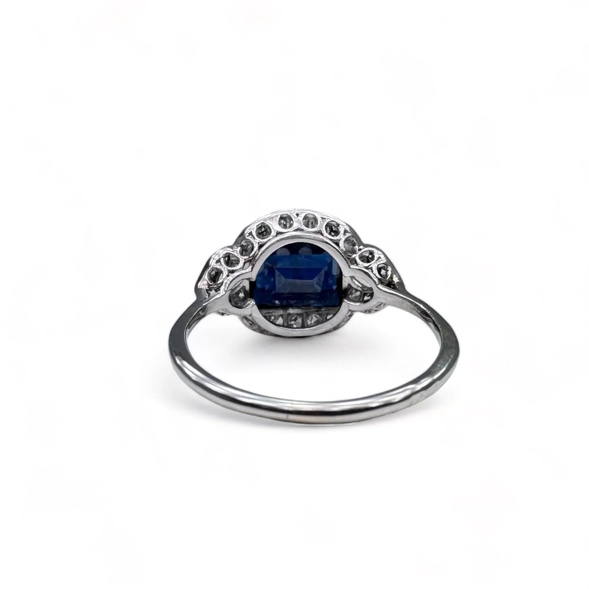 Bague Art - Deco en platine centrée d’un saphir dans un entourage de diamants. - Castafiore
