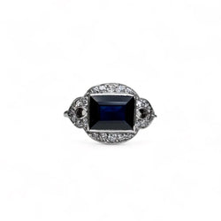 Bague Art - Deco en platine centrée d’un saphir dans un entourage de diamants. - Castafiore