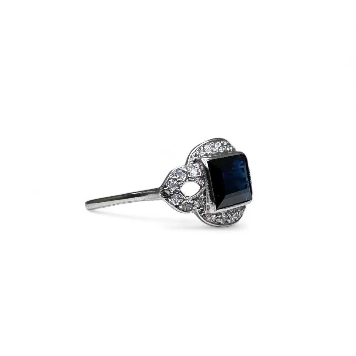 Bague Art - Deco en platine centrée d’un saphir dans un entourage de diamants. - Castafiore