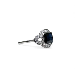 Bague Art - Deco en platine centrée d’un saphir dans un entourage de diamants. - Castafiore