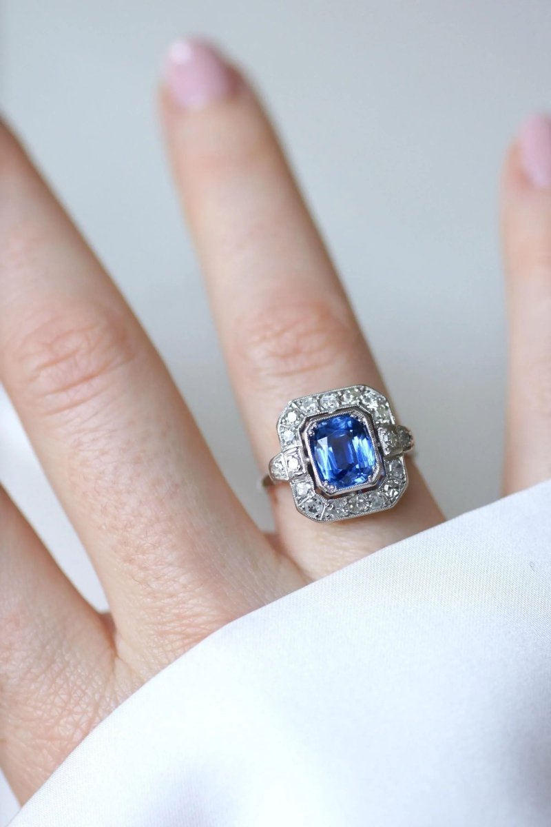 Bague Art Deco Saphir de Ceylan 2.68 Cts et Diamants - Castafiore