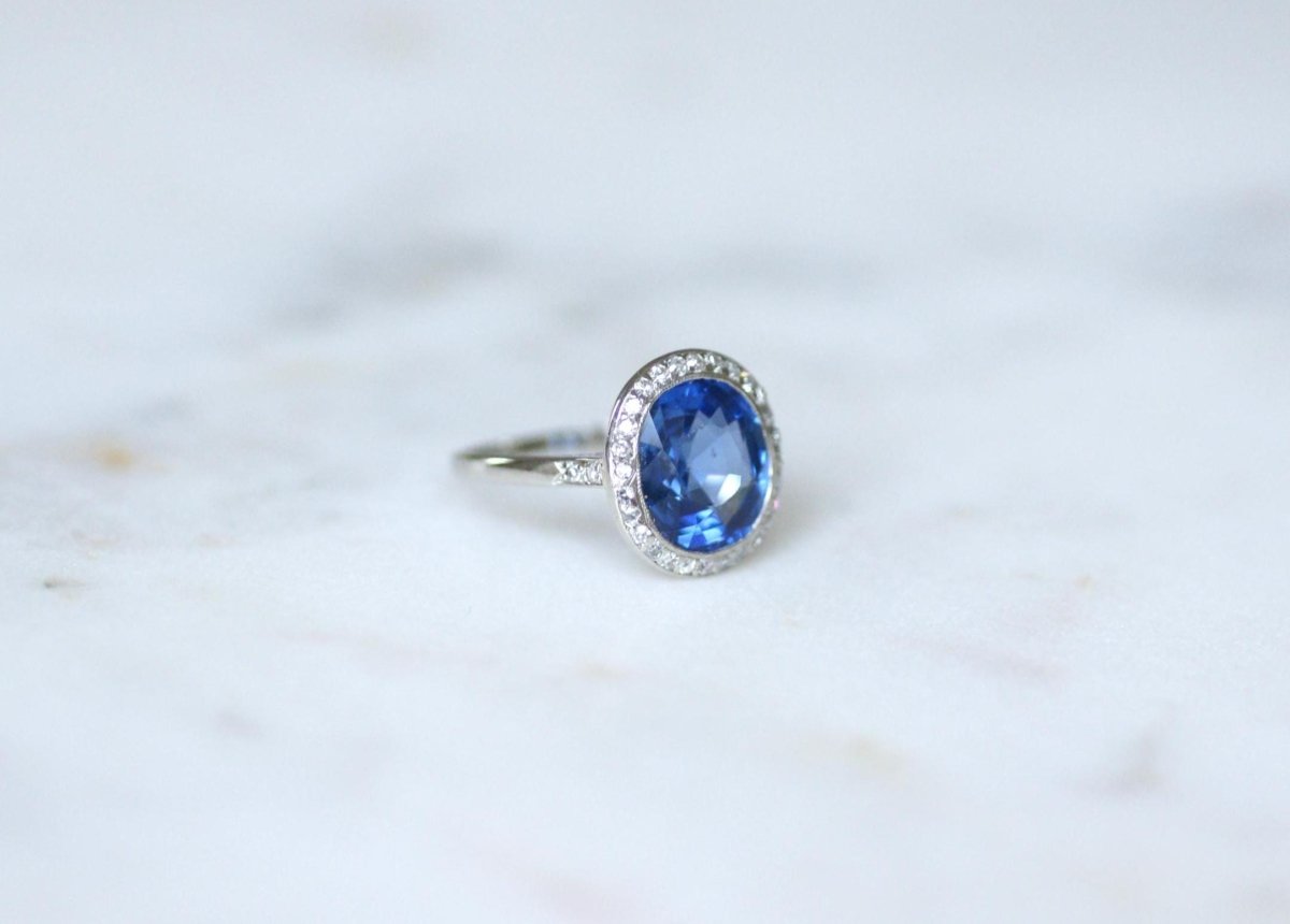 Bague Art Déco Saphir de Ceylan Non Chauffé 4,40 Cts et Diamants - Castafiore