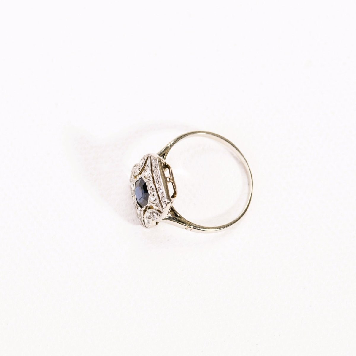 Bague Art Déco saphir et diamants en or et platine - Castafiore