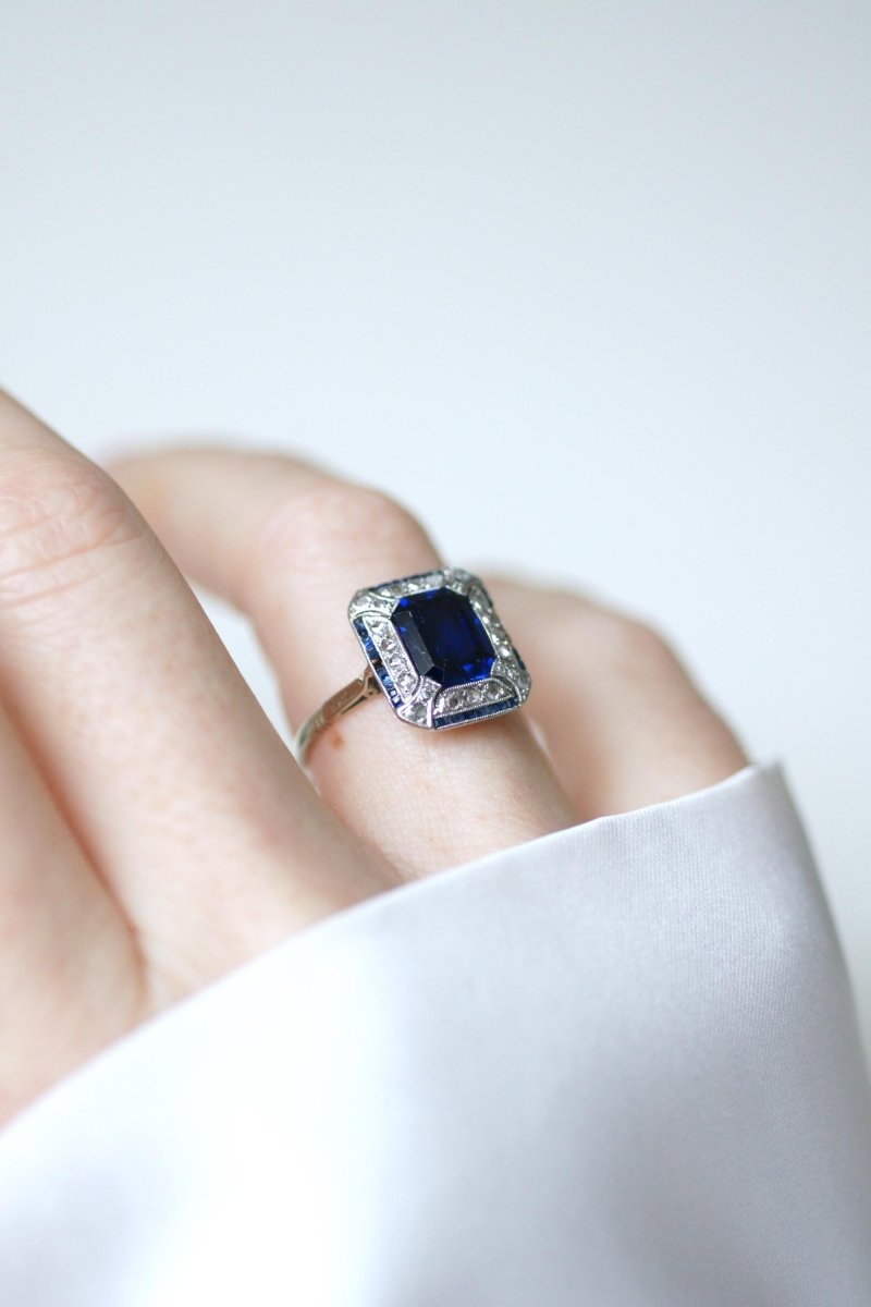 Bague Art Deco Saphir Synthétique Octogonale et Diamants - Castafiore