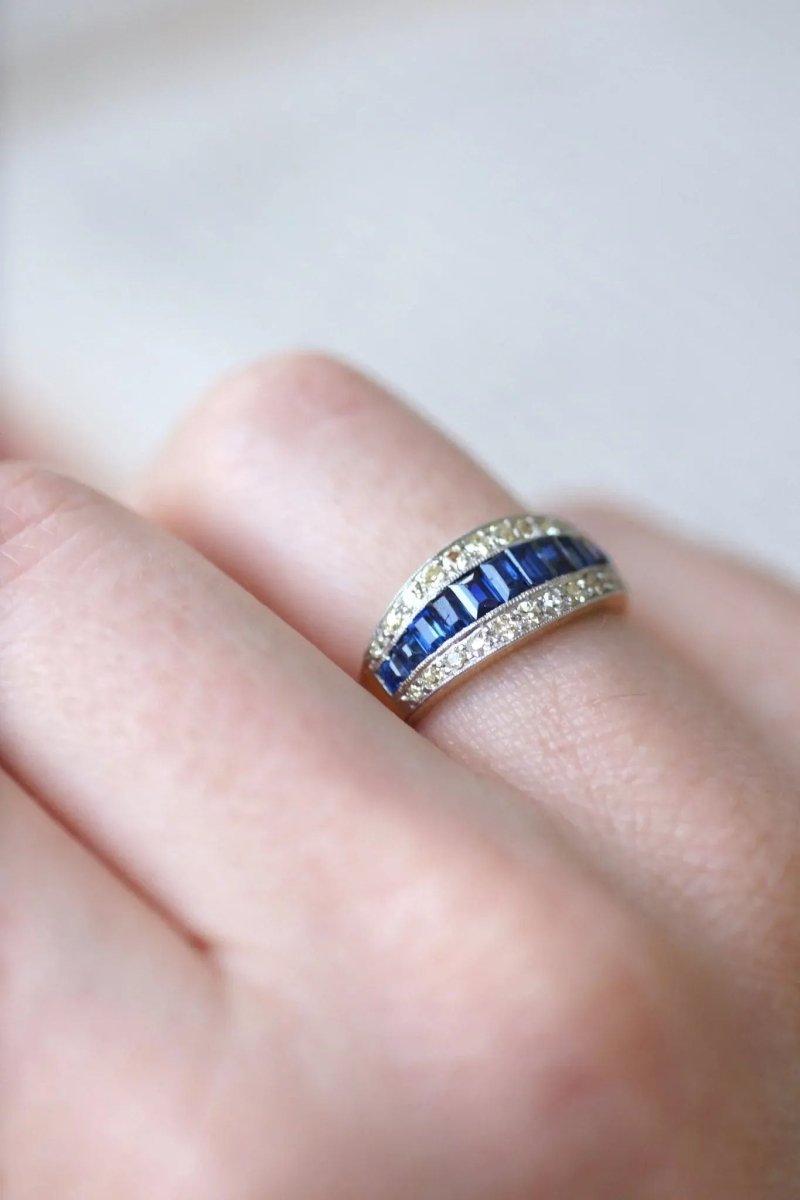 Bague Bandeau Art Deco Saphirs Calibrés et Diamants - Castafiore