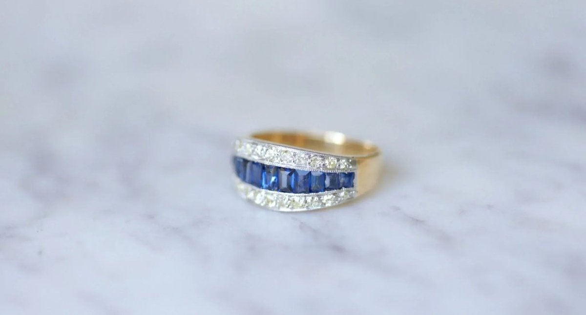 Bague Bandeau Art Deco Saphirs Calibrés et Diamants - Castafiore