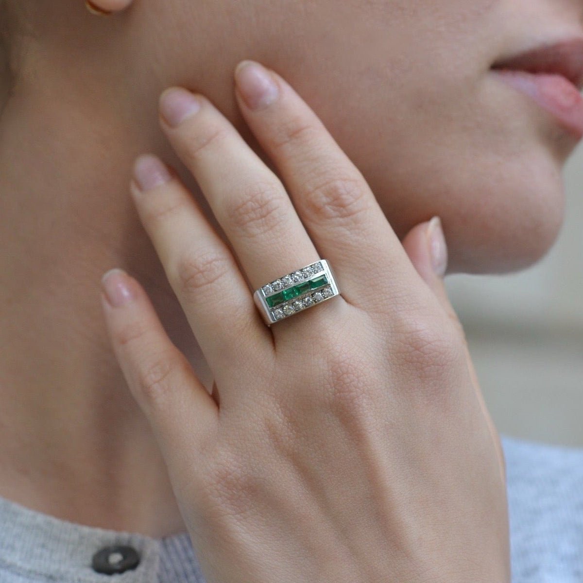 Bague Bandeau en or blanc, émeraudes et diamants - Castafiore