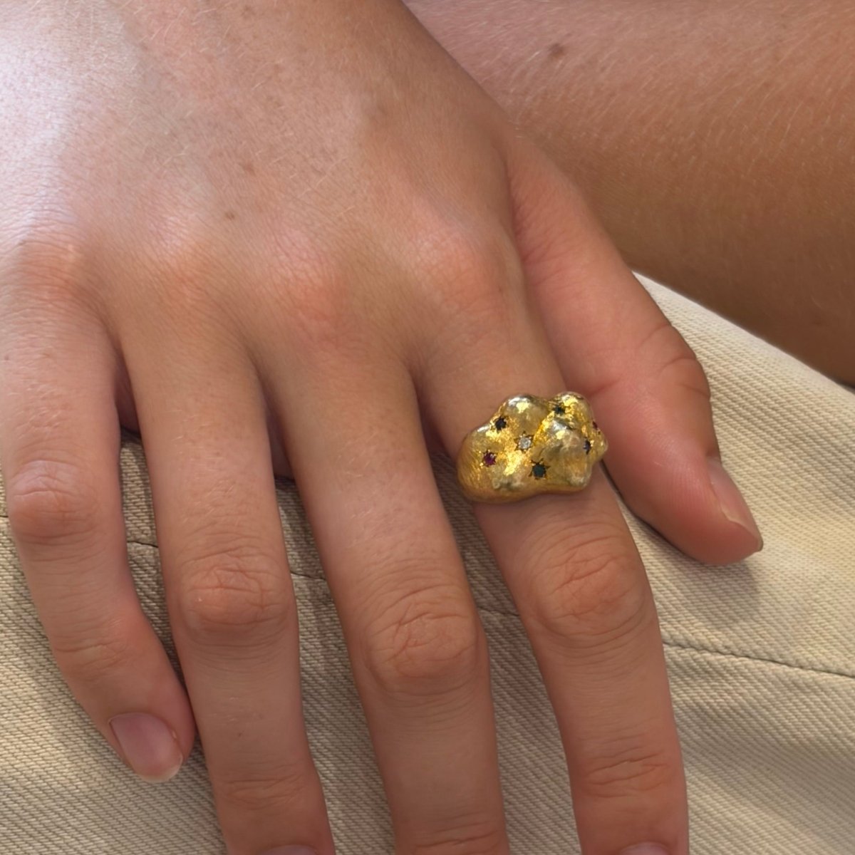 Bague Bandeau en or jaune, émeraudes, rubis, saphirs et diamant - Castafiore