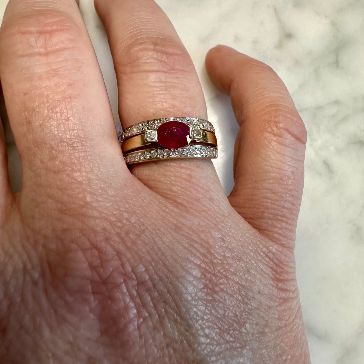 Bague bandeau en or jaune et or gris avec rubis et diamants - Castafiore