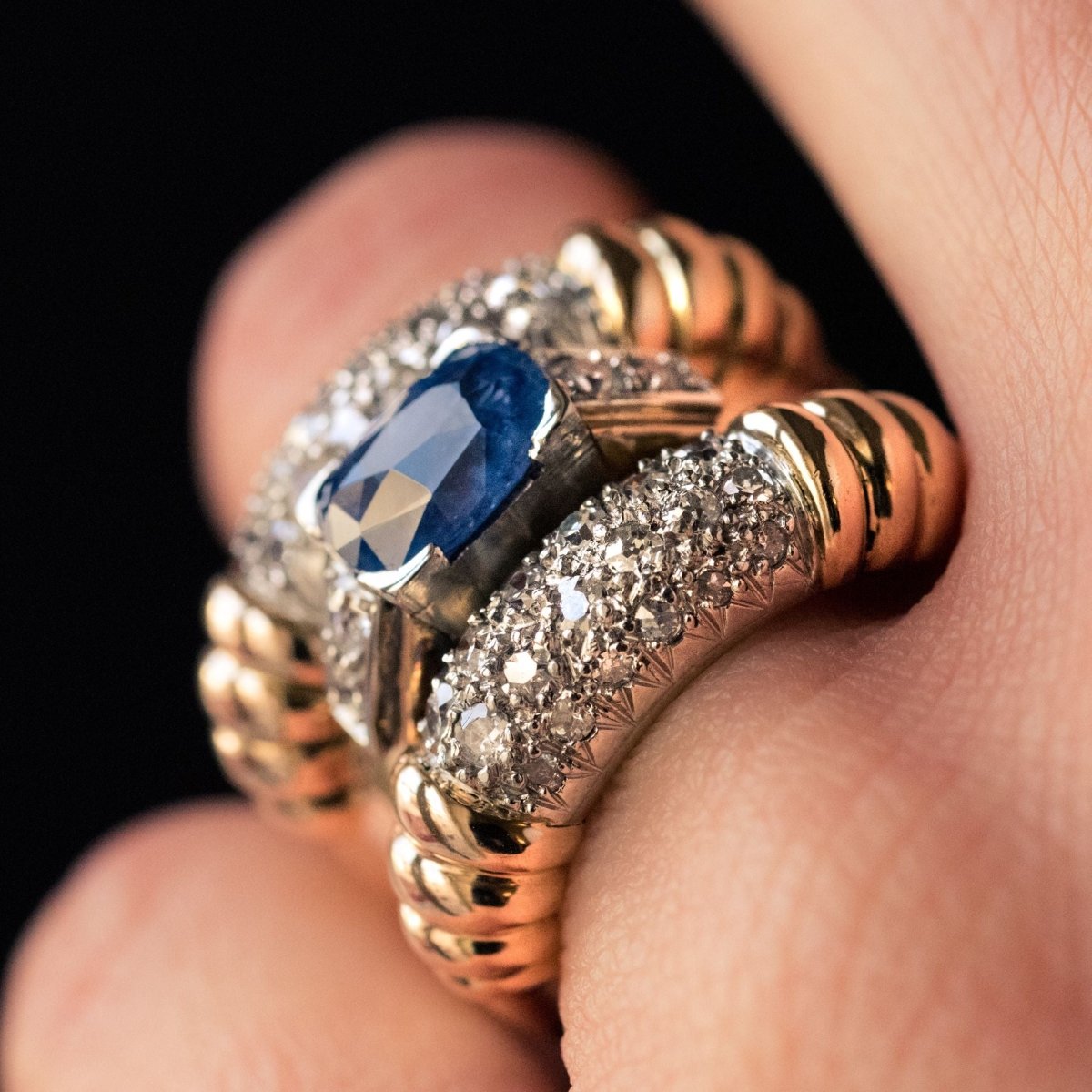 Bague Bandeau en or jaune et platine, saphir et diamants - Castafiore