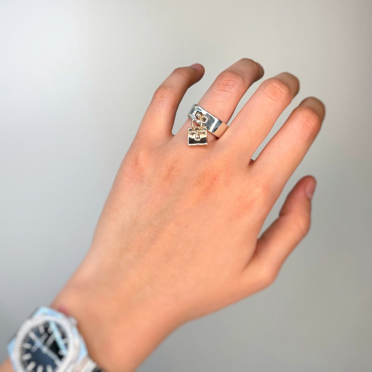 Bague Bandeau HERMÈS "Amulettes" en or rose et argent - Castafiore