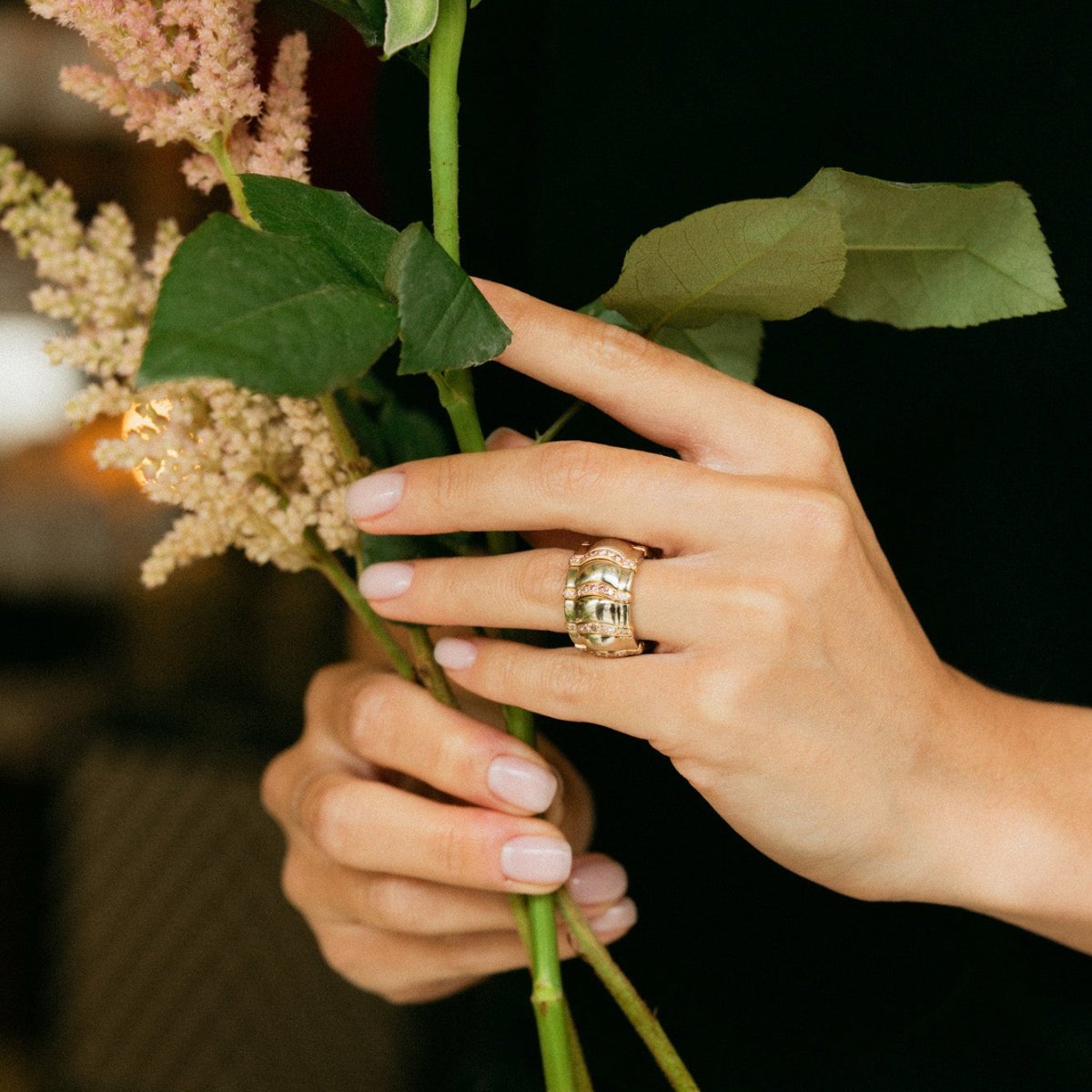 Bague Bandeau PIAGET en or blanc, or rose, saphirs roses et diamants - Castafiore