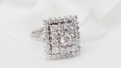 Bague carrée en or blanc et diamants - Castafiore