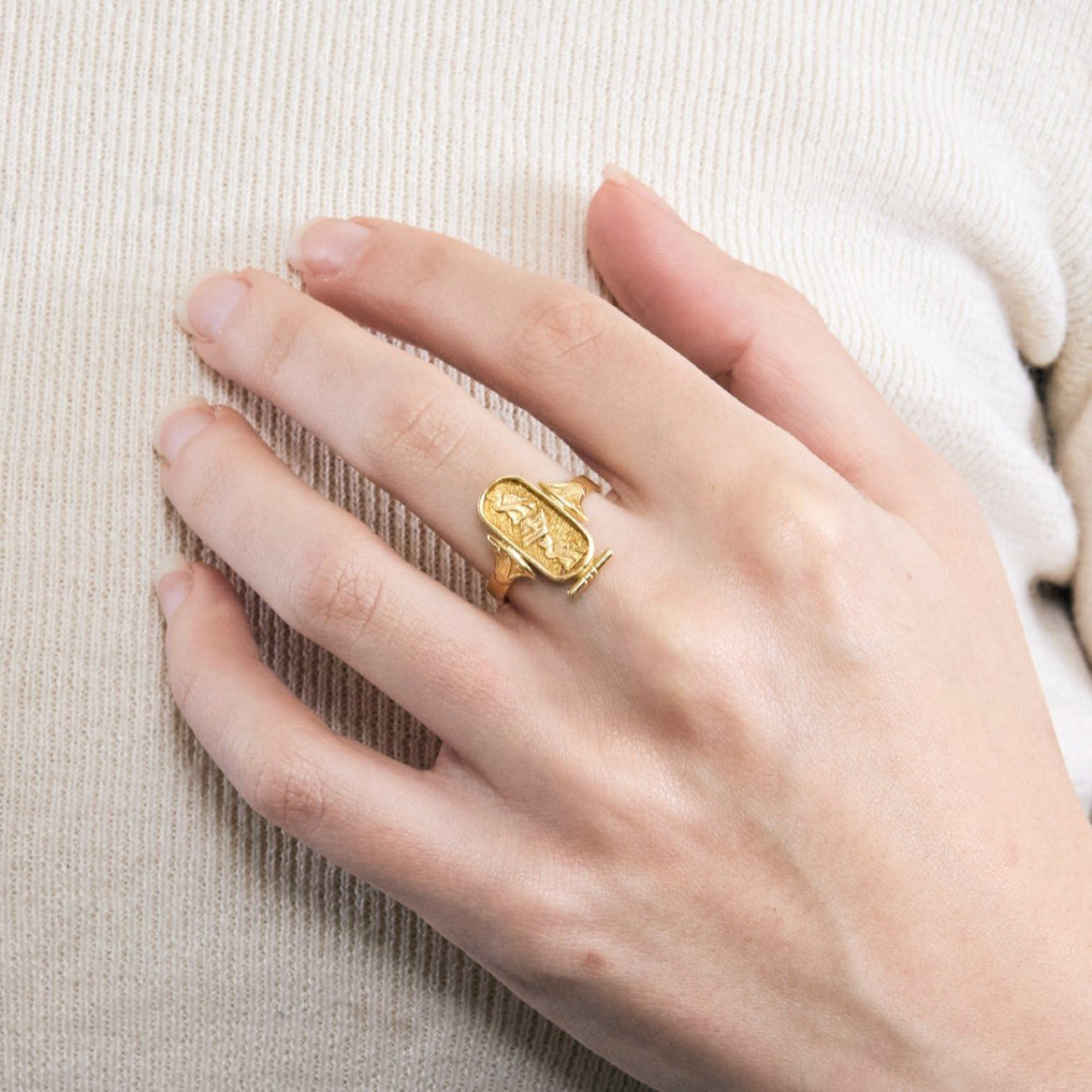 Bague Cartouche égyptien en or jaune - Castafiore