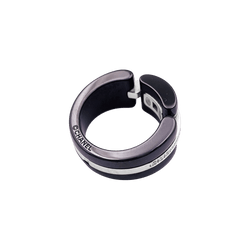 Bague CHANEL "Ultra" en or blanc, céramique noire et diamants - Castafiore