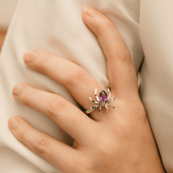 Bague CHAUMET "Attrape moi si tu m'aimes", "Araignée" en or blanc, améthyste, saphir rose et diamants - Castafiore
