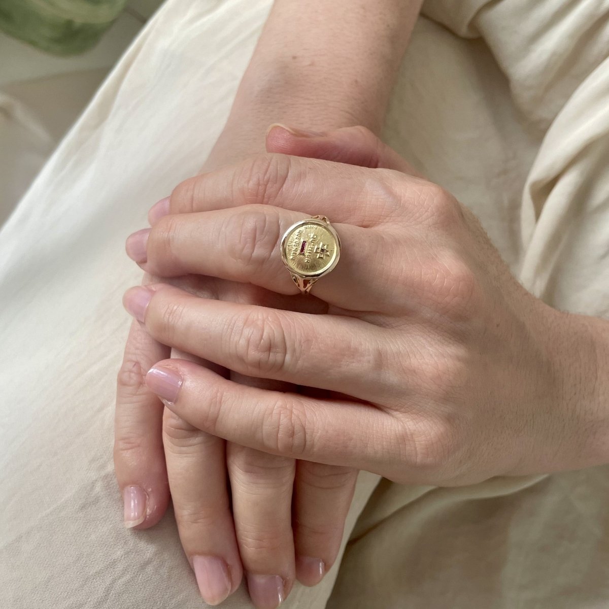 Bague Chevalière AUGIS en or jaune et rubis - Castafiore
