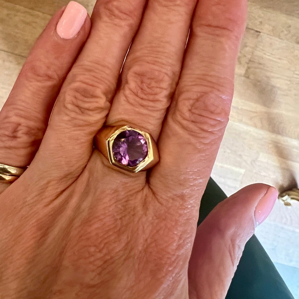 Bague Chevalière en or jaune et améthyste - Castafiore