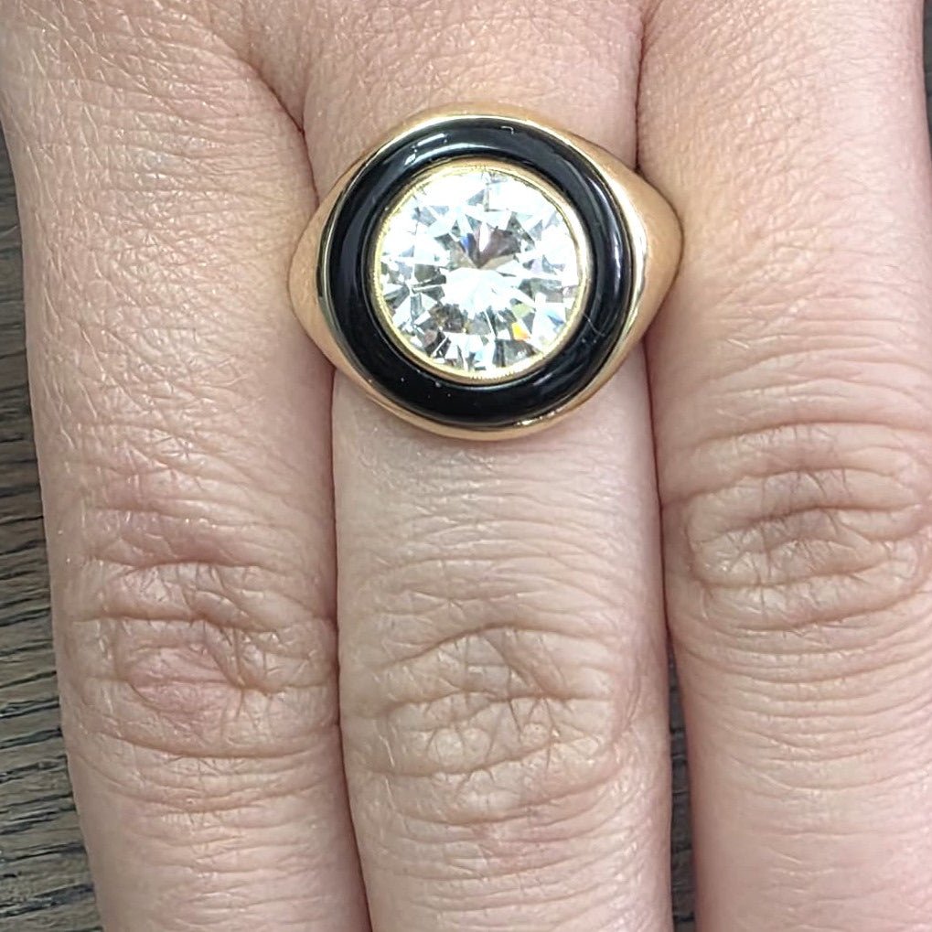 Bague Chevalière en or jaune, onyx et diamant - Castafiore