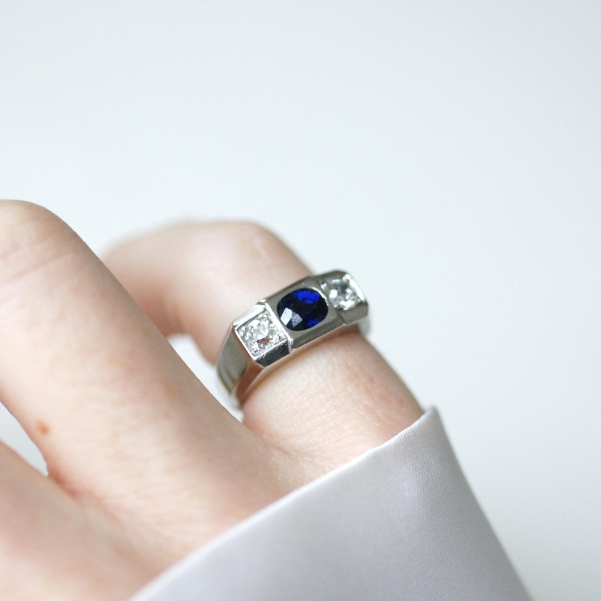 Bague Chevalière en platine, saphir, et diamants - Castafiore