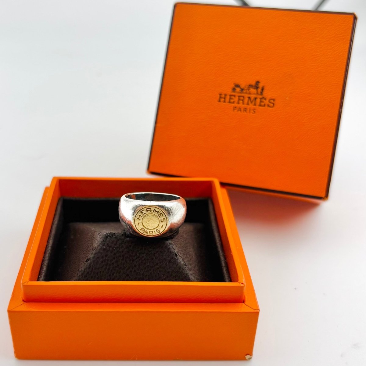 Bague Chevalière HERMÈS "Clou de selle" en argent et or jaune - Castafiore