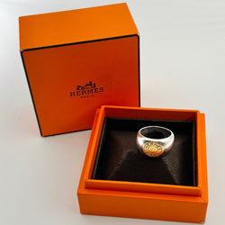 Bague Chevalière HERMÈS "Clou de selle" en argent et or jaune - Castafiore