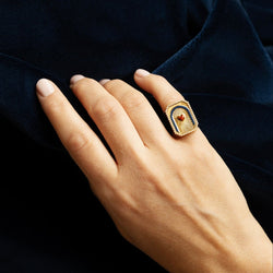 Bague Chevalière MARIE LICHTENBERG "Heart Mini Scap" en or jaune, émail et diamants - Castafiore