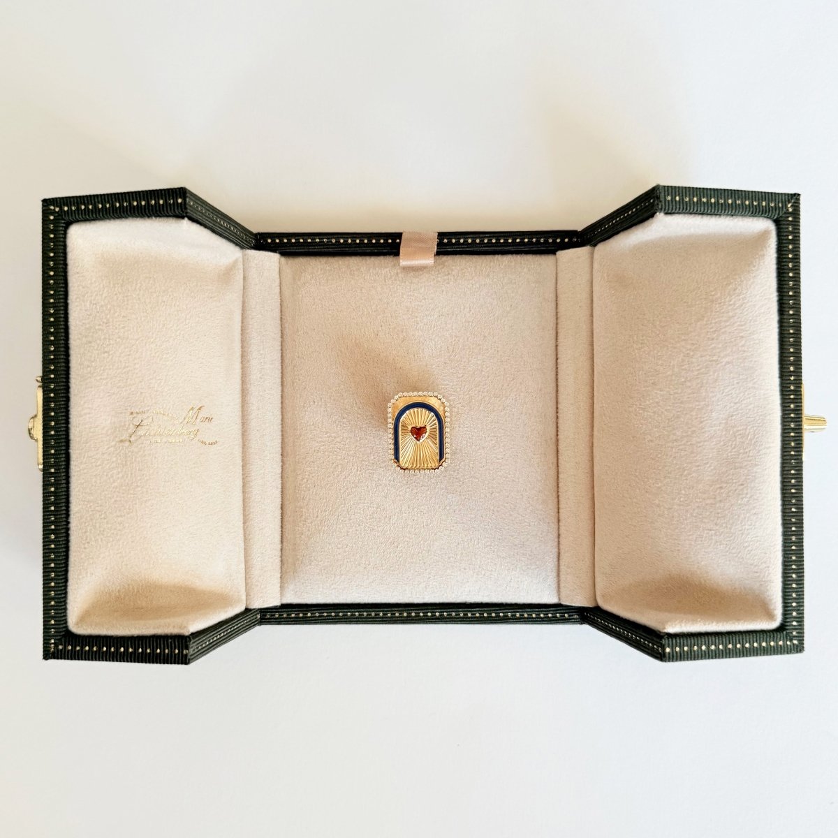 Bague Chevalière MARIE LICHTENBERG "Heart Mini Scap" en or jaune, émail et diamants - Castafiore