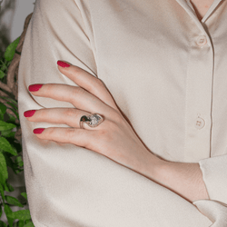 Bague Cocktail BOUCHERON "Trouble" or blanc, rubis et diamants - Castafiore